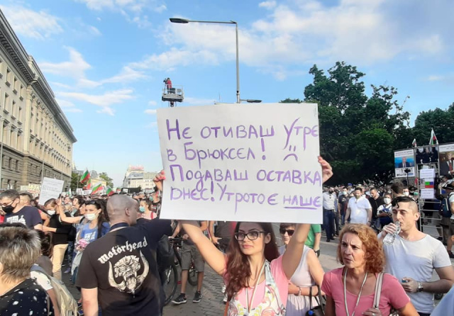 Bulgarii aruncă în sediile partidelor cu ouă și roșii