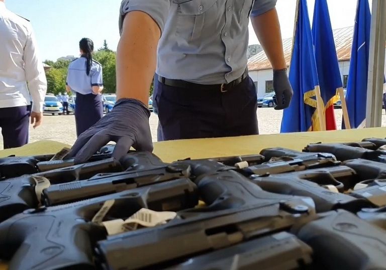 Polițiștii au primit pistoale noi doar pentru poză