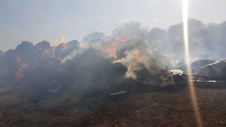 Incendiu de proporții în satul Pădureni. Pompierii luptă cu flăcările