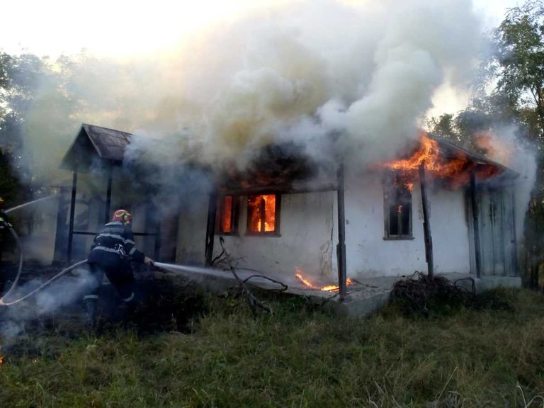 O femeie din Broscăuți și-a incendiat intenționat locuința