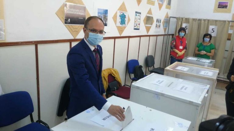 Viceprimarul Cosmin Andrei a votat la Şcoala 13 (video)