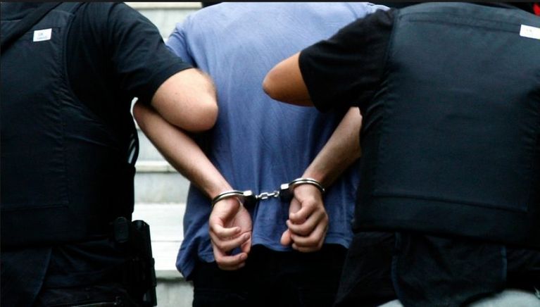 Mandate de arestare în dosarul șpăgilor de la Serviciul Permise și Înmatriculări Suceava