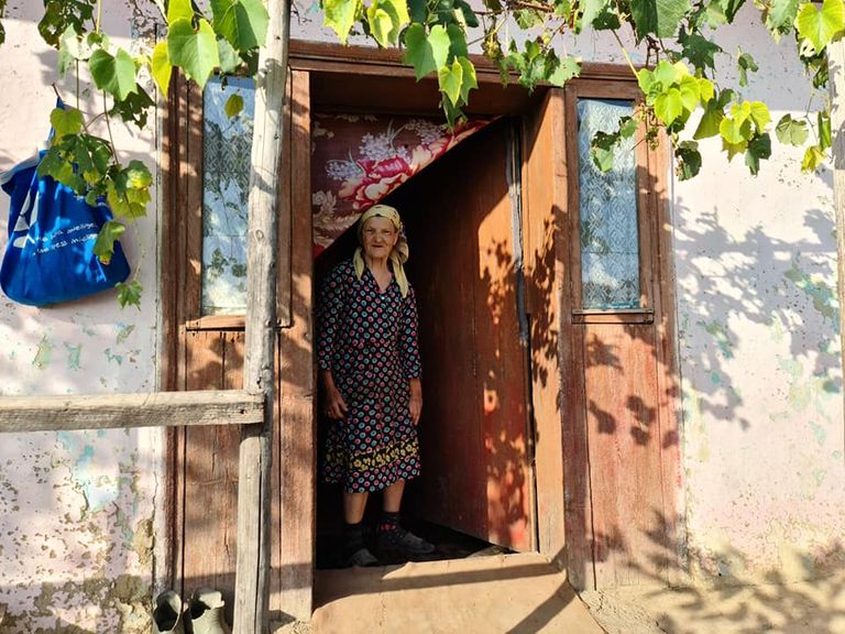 „Bătrâneţe, haine grele” – Daniel Câşlariu lansează un nou proiect umanitar