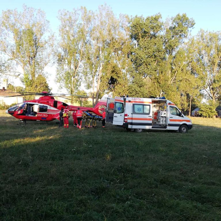 Elicopter solicitat de urgență pentru o bătrână în stare critică (video)