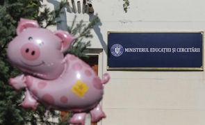 Protest cu ‘porci zburători’ la Ministerul Educației