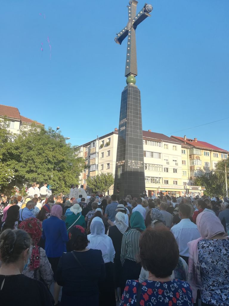 Uniţi în credinţă. Sute de botoşăneni au participat la slujba oficiată la Monumentul Sfintei Cruci