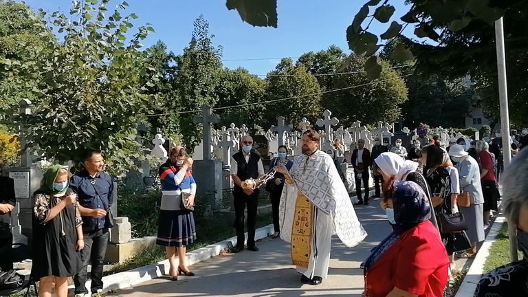 Uniţi în credinţă – Zeci de botoşăneni s-au rugat împreună la Biserica “Naşterea Maicii Domnului” (video)
