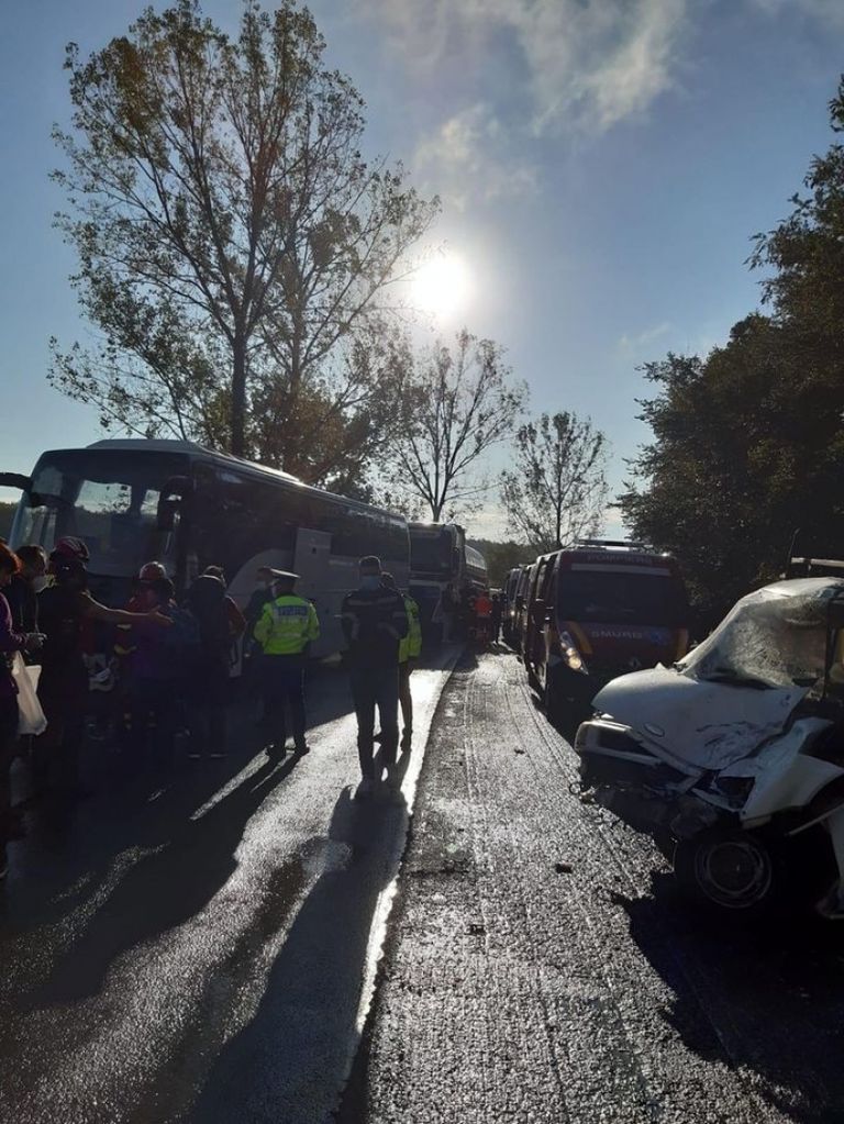 Argeș: Accident cumplit între un autocar cu 30 de pasageri și o dubă cu 7 persoane