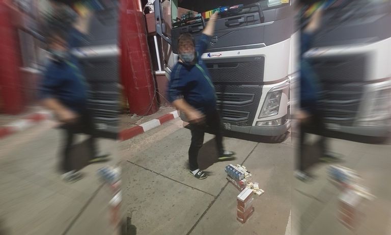 Prins a doua oară în vamă cu țigări ascunse în camion