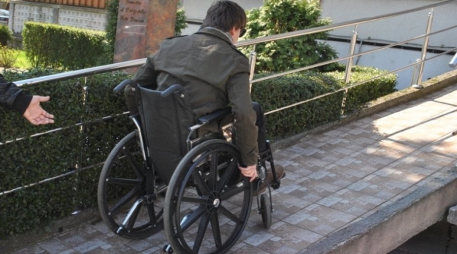 Недееспособный инвалид с детства. Недееспособный человек инвалид. Безработный инвалид. Инвалидное кресло для недееспособных. Недееспособное лицо это инвалид.