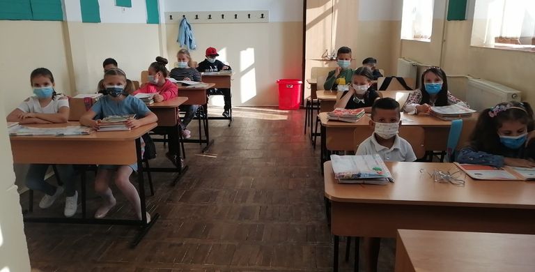 Sute de clase de învăţământ simultan în şcolile botoşănene