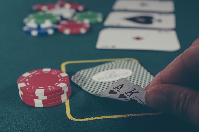 Cine joacă mai mult poker online? Femeile sau bărbaţii?
