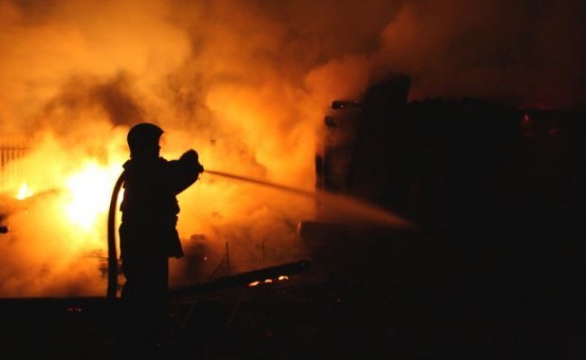 Incendiu uriaș în comuna Corni. Trei case afectate de flăcări (VIDEO)
