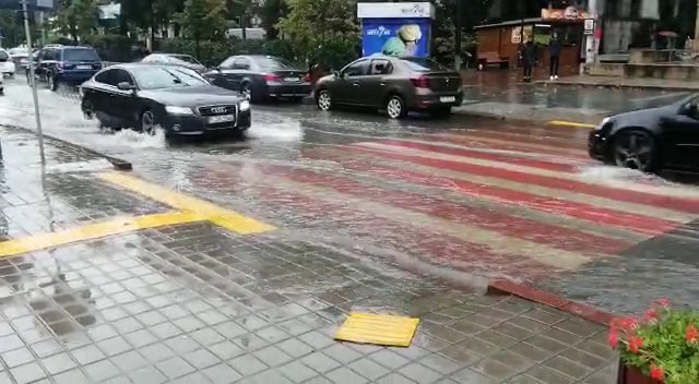 A plouat un pic și pe bulevard.