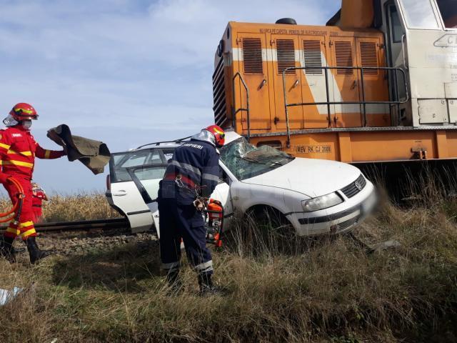 Mașină lovită în plin de trenul Suceava-Botoșani. Două persoane au decedat