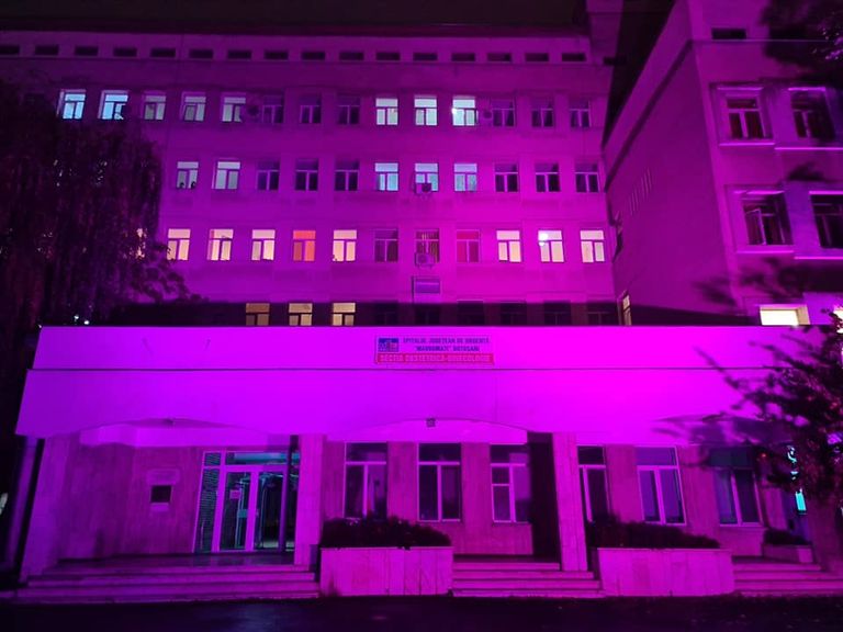 Clădiri iluminate în violet pentru a sărbători copiii învingători