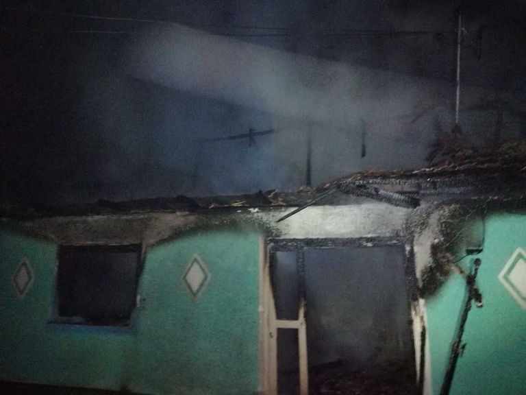 Locuință distrusă de un incendiu. Familie rămasă pe drumuri