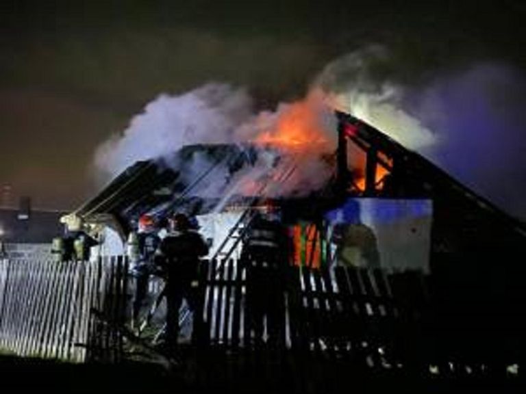 Locuință distrusă în urma unui incendiu. Focul a izbucnit după un scurtcircuit