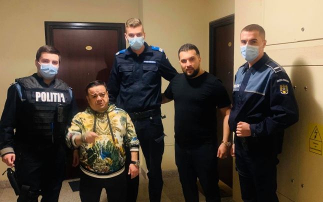 Poliţişti anchetaţi după ce s-au pozat cu doi manelişti fără mască la o petrecere privată