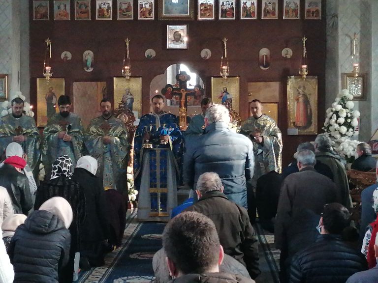 Uniţi în credinţă. Zeci de botoşăneni au participat la slujba oficiată la Biserica Sfânta Ecaterina