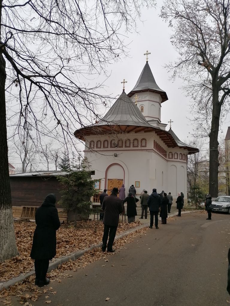 Biserica de lângă Spitalul de copii şi-a cinstit Ocrotitorul (video)