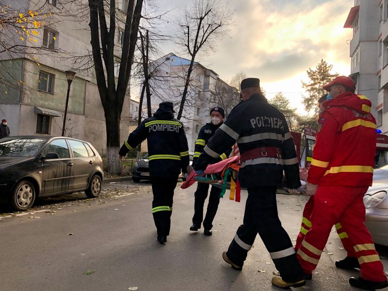 Bătrână dusă la spital cu ajutorul pompierilor