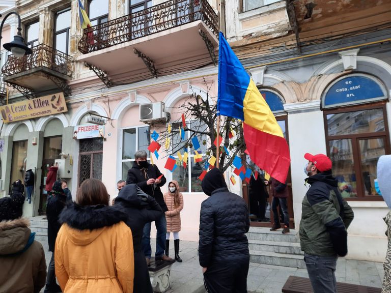 Copacul Tricolorului Românesc decorat în Centrul vechi al municipiului