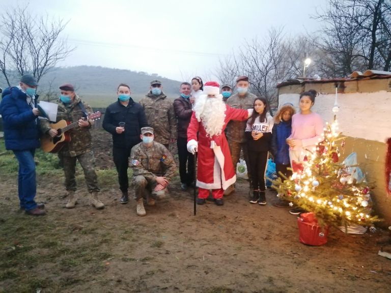 Militarii veterani au adus bucuriile Crăciunului într-o familie din Cristești