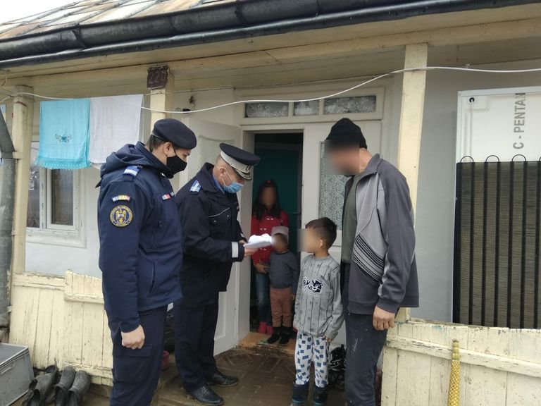 Șapte copii orfani de mamă ajutați de jandarmii botoșăneni