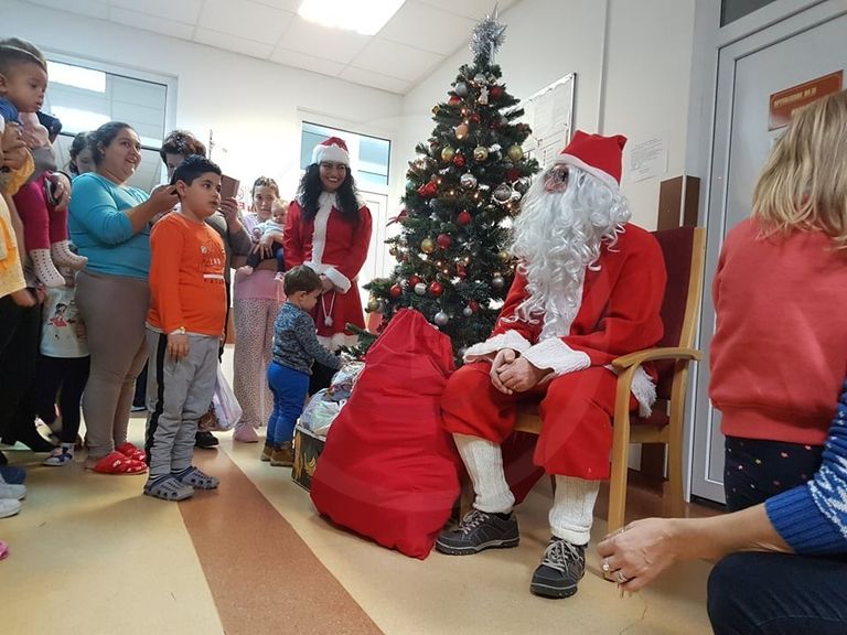 Moș Crăciun poate fi prezent la serbările copiilor, cu aprobarea conducerii școlii