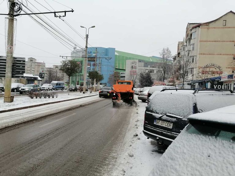 Prima ninsoare la Botoşani. Utilajele Urban Serv au ieşit pe străzi