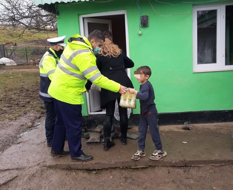 Daruri oferite de polițiștii botoșăneni