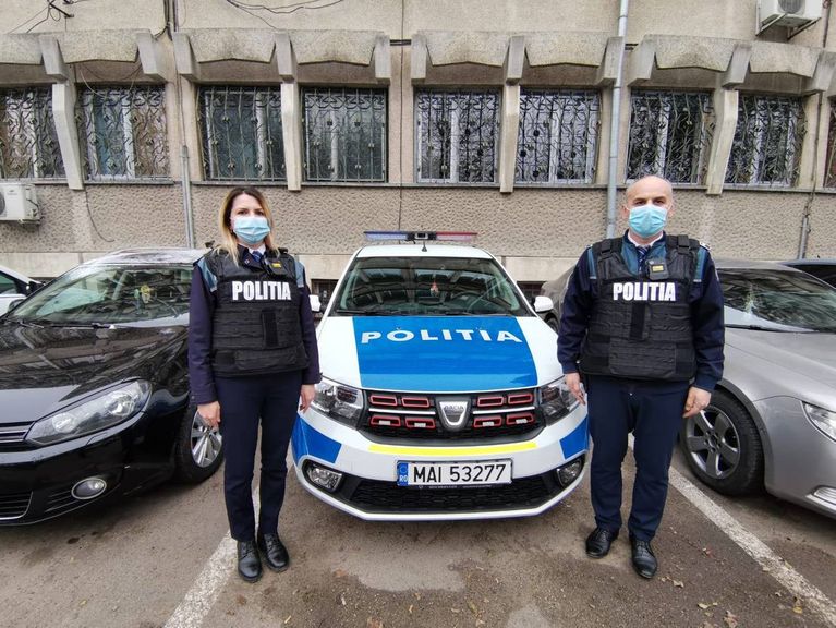 Polițiști salvatori – au salvat o femeie dintr-o casă în flăcări