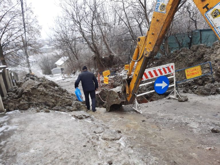 Noi probleme pe strada Grigore Antipa. Zeci de botoşăneni lăsaţi fără cale de acces (video)