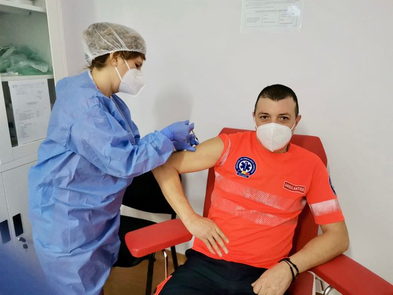 Personalul de la Ambulanţă a început vaccinarea anti-Covid