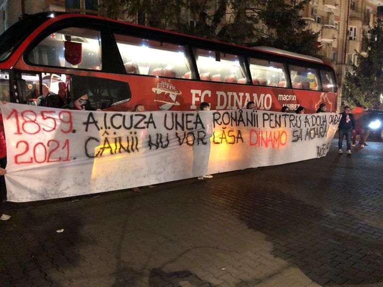 Zeci de “ultrași” la hotelul lui Dinamo: “Câinii nu vor lăsa Dinamo să moară” (video)