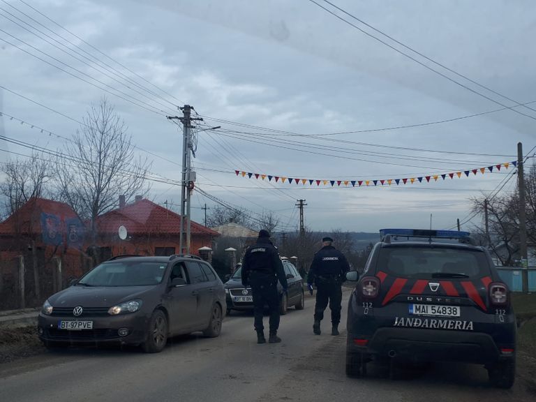 Carantina instituită în Havârna supravegheată de zeci de jandarmi și polițiști