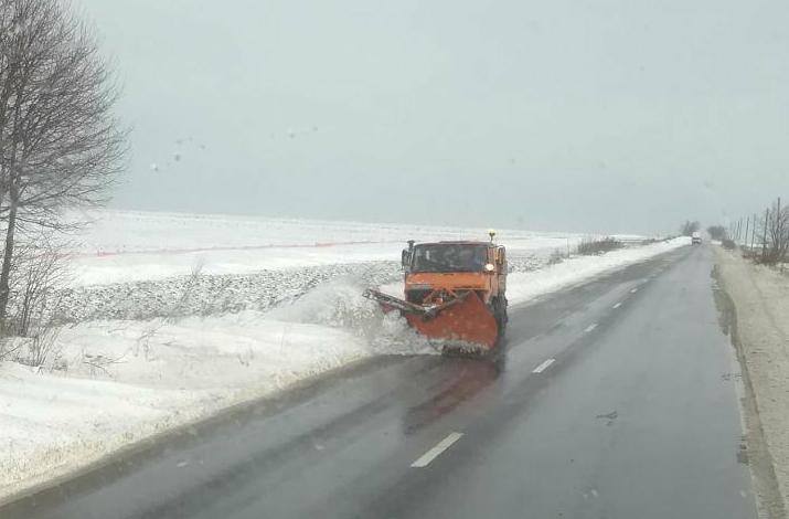 La primul centimetru de zăpadă, drumarii au aruncat peste 400 de tone de antiderapant pe șoselele din Botoșani