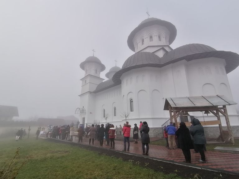 Mii de botoşăneni la slujba de Bobotează (video)