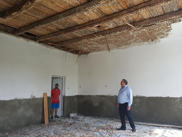 Primarul Aroșculesei, la renovarea unei școli din Manoleasa