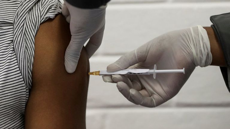 Pacient vaccinat la rapel cu Moderna, în loc de Pfizer. Anchetă penală la Târgu Jiu