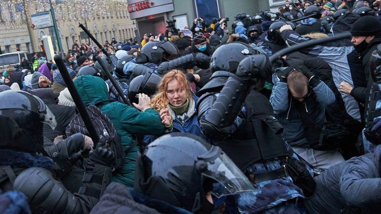Protestele violente cuprind şi Rusia