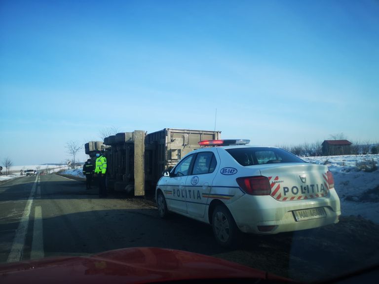Camion cu cereale răsturnat la Zăiceşti