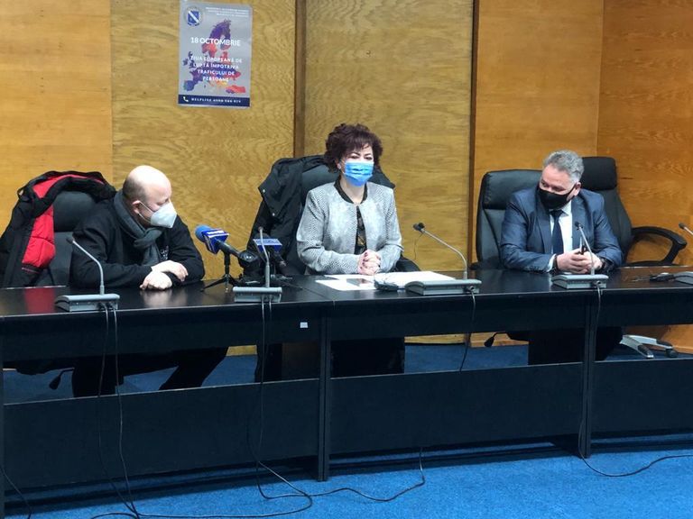 Autorităţile încearcă să ţină deschise şcolile şi restaurantele (video)