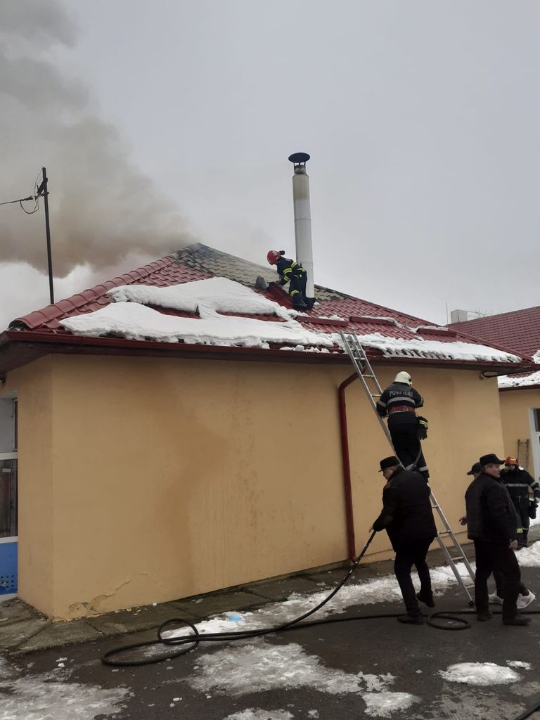 Incendiu la o școală din județ. A fost afectată o porțiune din acoperiș (VIDEO)