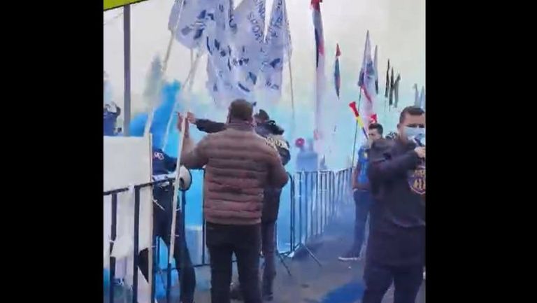 Protest cu fumigene și scandal la Cotroceni. Polițiștii s-au îmbrâncit cu jandarmii