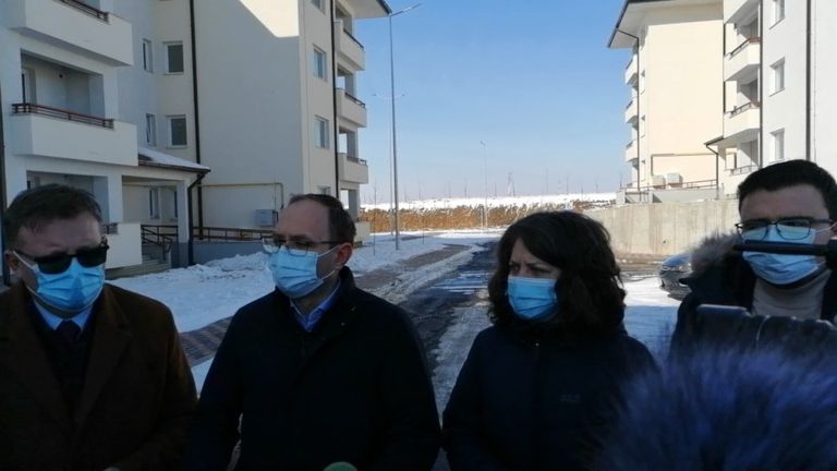 Un pic de campanie nu strică – Doi parlamentari PSD prezenţi la înmânarea repartiţiilor pentru apartamentele ANL (video)