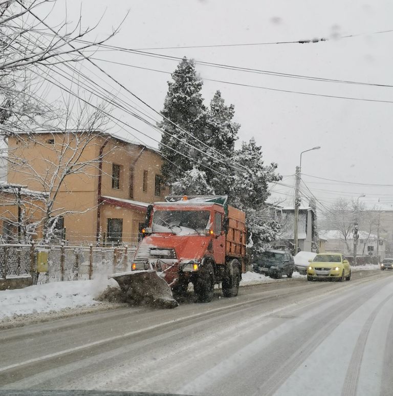 Zeci de tone de material antiderapant folosite pe străzile municipiului Botoşani