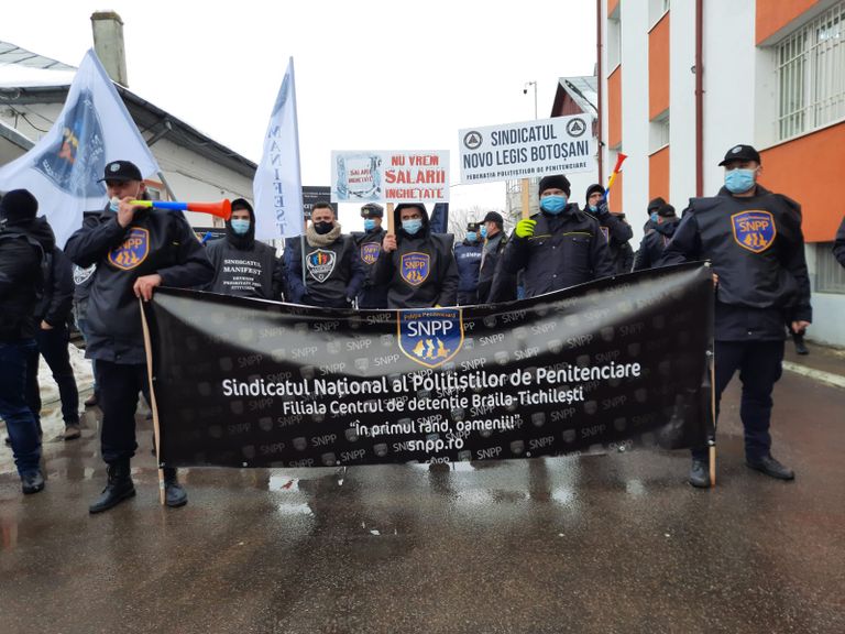 Protest în poarta penitenciarului. Revolta sindicaliștilor din unitățile de detenție (VIDEO)
