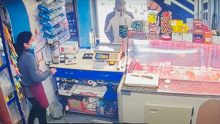 O vânzătoare din Suceava a fost amenințată cu pistolul de un client, pentru 2 iaurturi